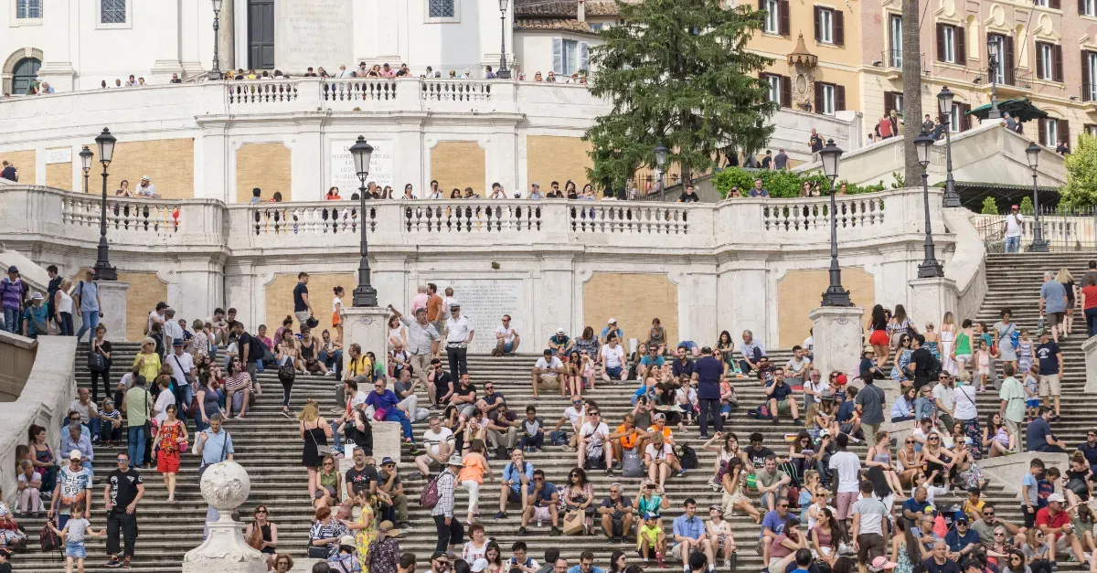 overturims folla di turisti